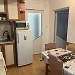 за гости на ул п берон Apartment *